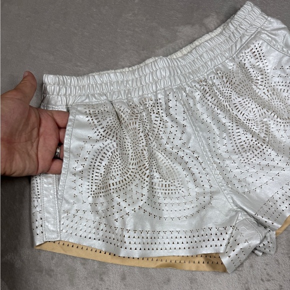 Blank NYC Faux Leather Silver Laser Cut Floral Elastic Waist Shorts Size 25 - Picture 3 of 16